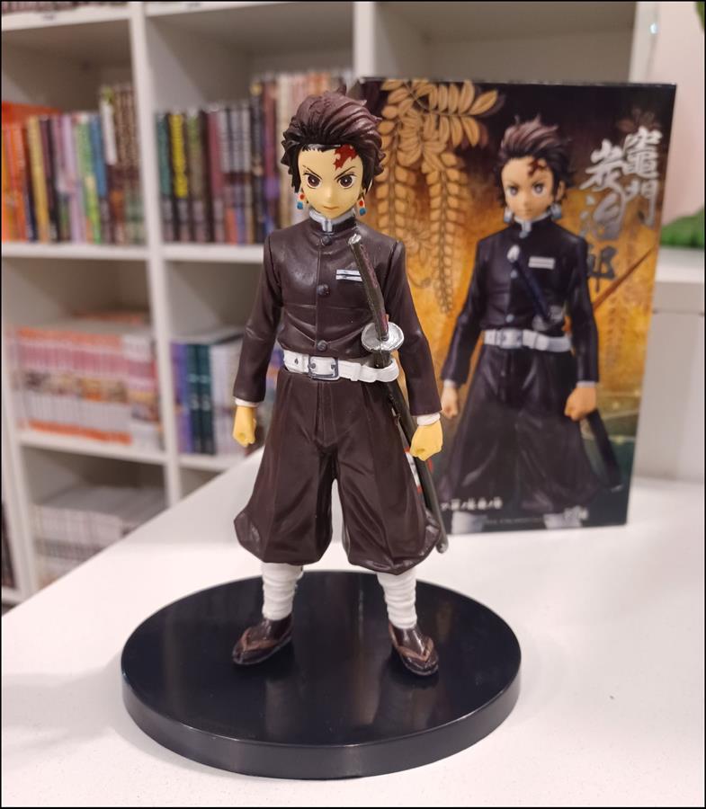 TANJIRO KAMADO UNIFORME FIGURA CON CAJA 15 CM