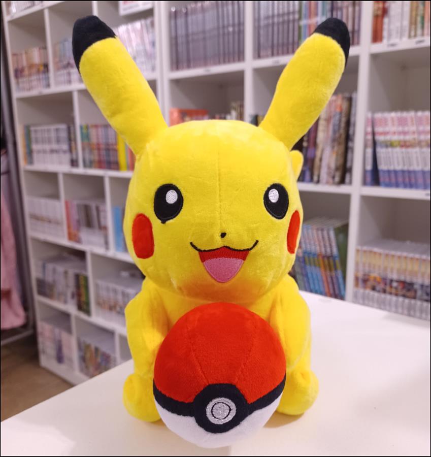 Peluche PIKACHU Pokemon con pokebola (23 cm)